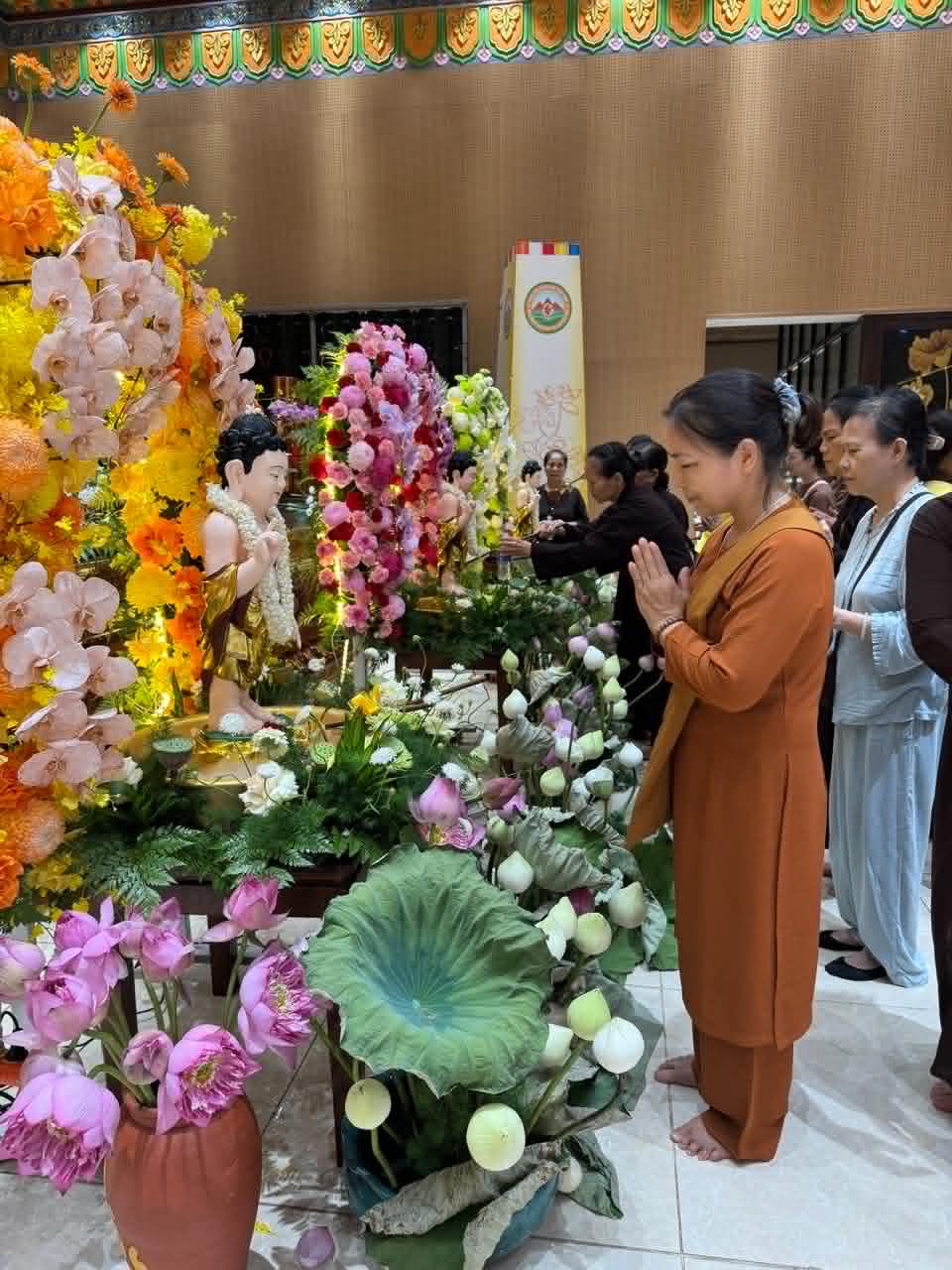 Mẹ đi lễ chùa